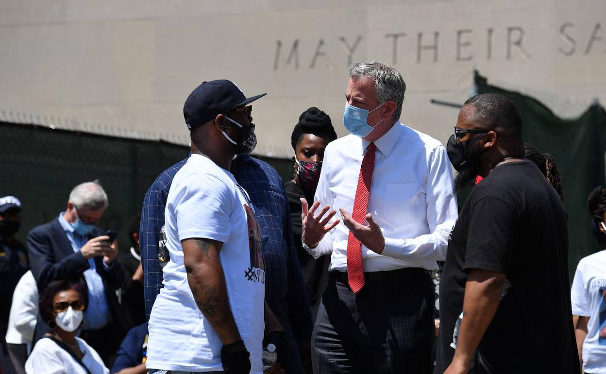 Terrence Floyd, el hermano de la víctima, conversa ayer con el alcalde de Nueva York, Bill de Blasio, durante un acto de homenaje