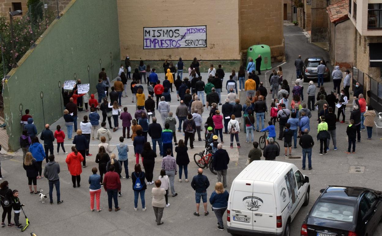 Vecinos de El Cortijo durante la asamblea celebrada ayer a las ocho de la tarde.