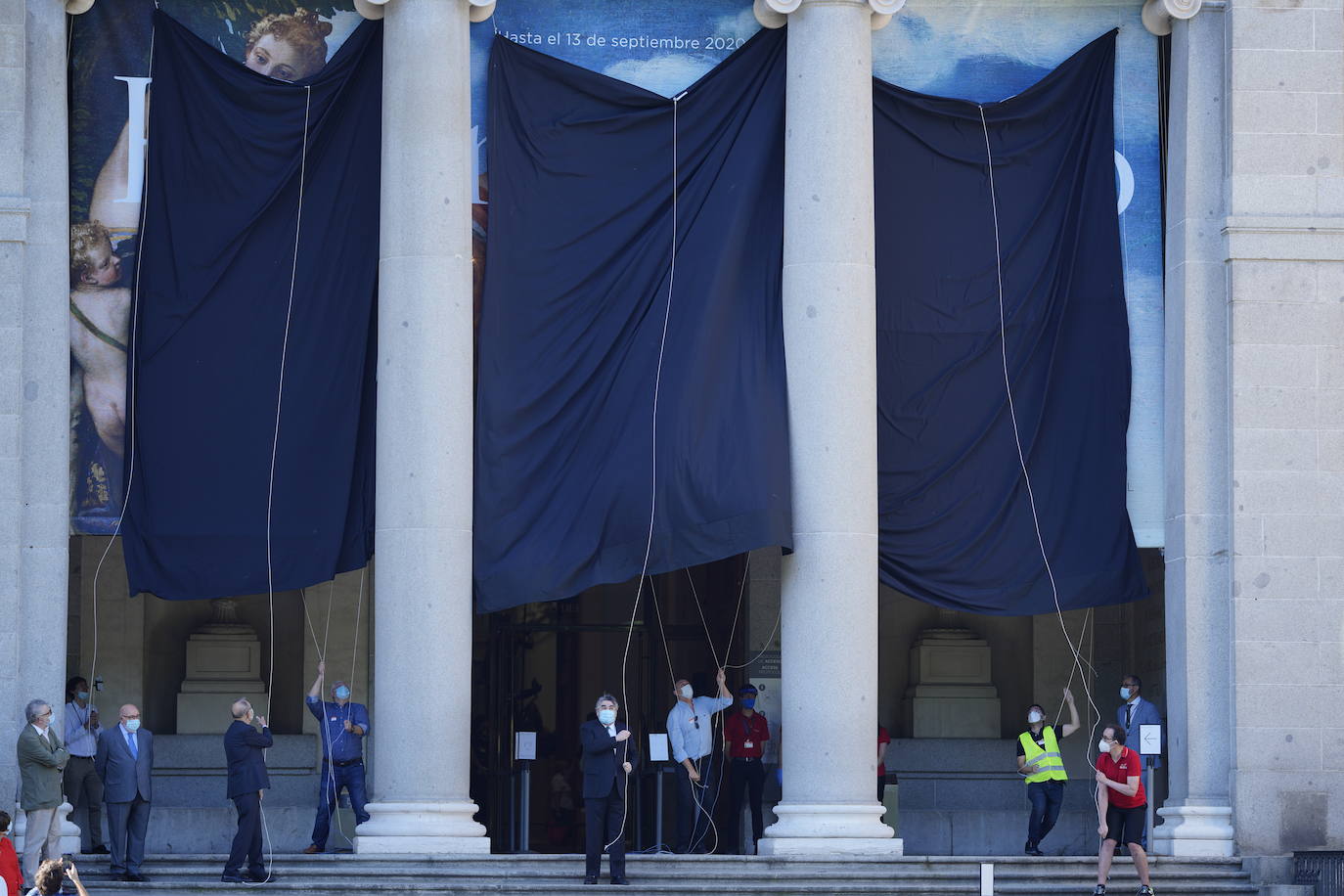 Colas en la fachada del Museo Nacional del Prado.