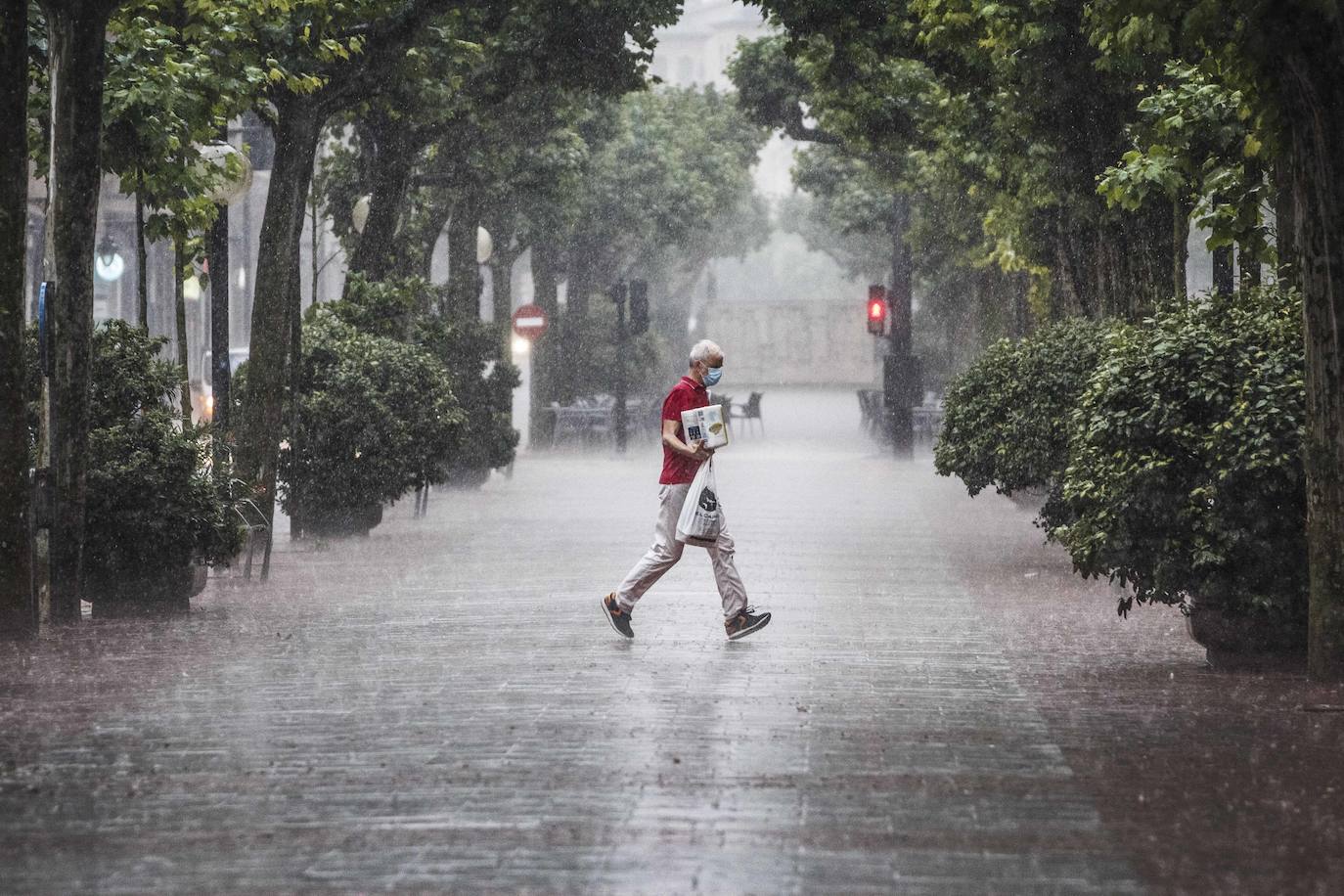 Alrededor de las seis y cuarto de la tarde se ha oscurecido el cielo y ha comenzado a descargar una tremenda tormenta de lluvia, rayos y truenos en Logroño.