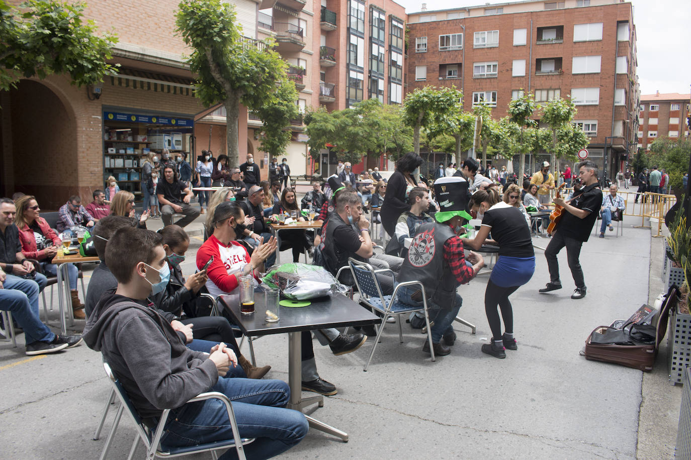 Concierto que ha protagonizado en Santo Domingo de la Calzada esta mañana el grupo de rock La Vil Canalla, con motivo de la inauguración del local hostelero Metro 66. Se trata del primer concierto en directo desde que comenzó la crisis del coronavirus.