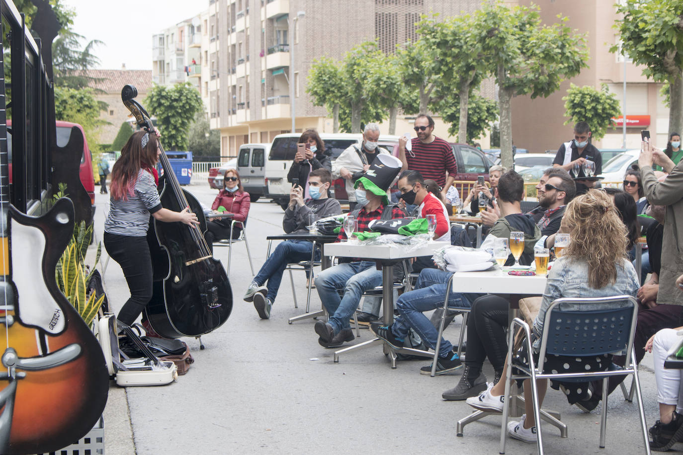 Concierto que ha protagonizado en Santo Domingo de la Calzada esta mañana el grupo de rock La Vil Canalla, con motivo de la inauguración del local hostelero Metro 66. Se trata del primer concierto en directo desde que comenzó la crisis del coronavirus.