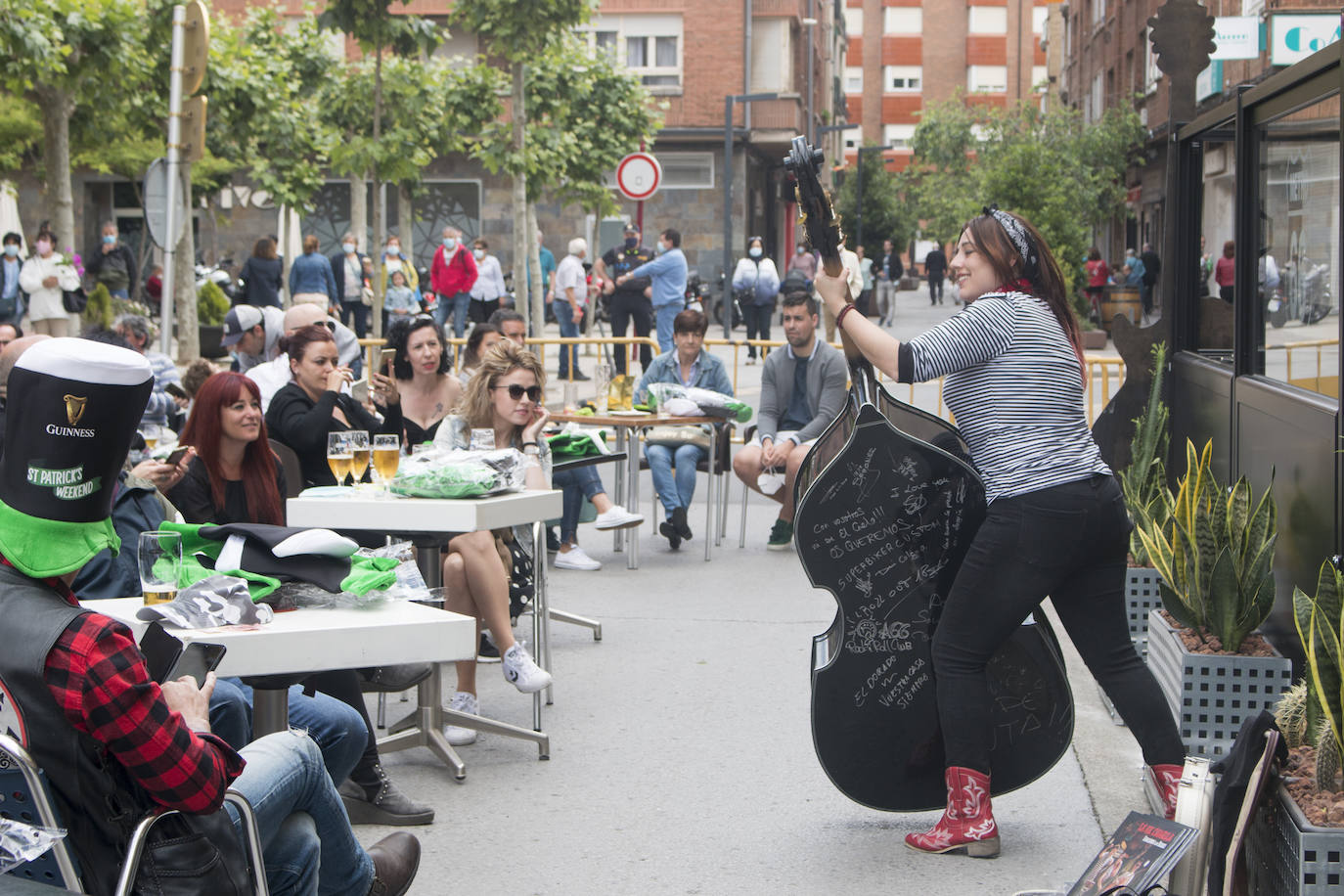 Concierto que ha protagonizado en Santo Domingo de la Calzada esta mañana el grupo de rock La Vil Canalla, con motivo de la inauguración del local hostelero Metro 66. Se trata del primer concierto en directo desde que comenzó la crisis del coronavirus.