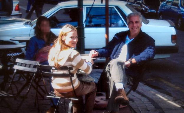 Jeffrey Epstein, en una fotografía, junto a una de sus víctimas.