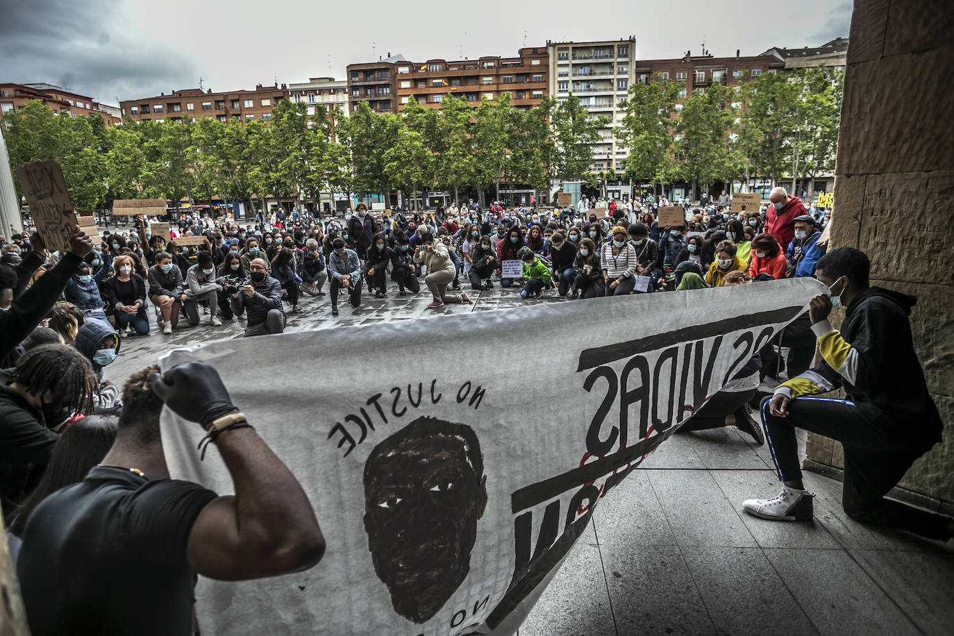 Más de 300 personas se concentran en la plaza del Ayuntamiento en memoria de George Floyd y para denunciar la injusticia y el abuso policial en EEUU