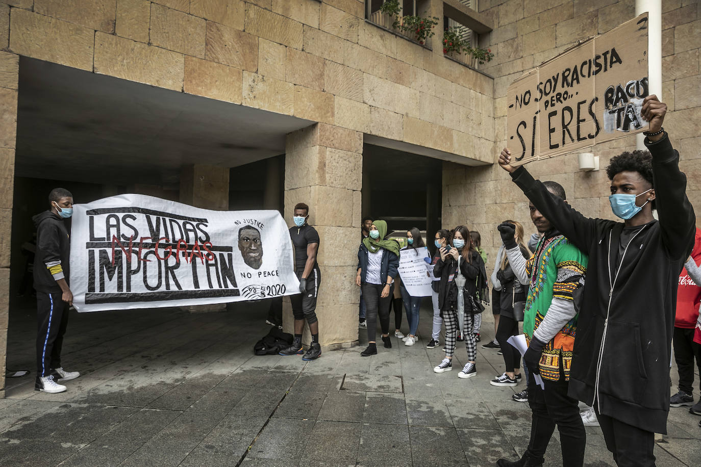 Más de 300 personas se concentran en la plaza del Ayuntamiento en memoria de George Floyd y para denunciar la injusticia y el abuso policial en EEUU