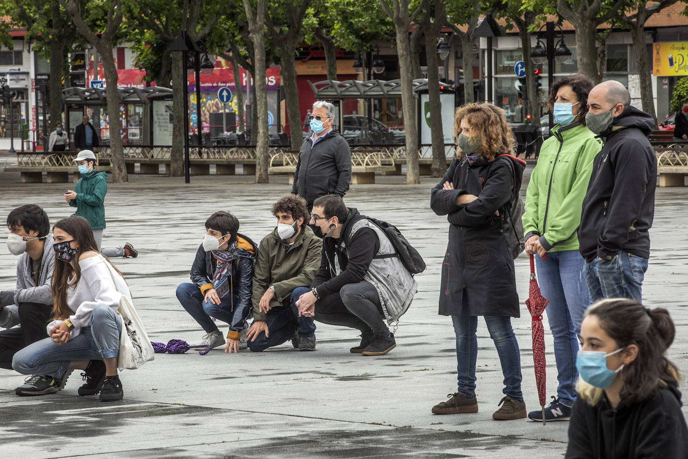 Más de 300 personas se concentran en la plaza del Ayuntamiento en memoria de George Floyd y para denunciar la injusticia y el abuso policial en EEUU