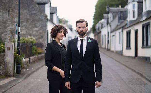 Cush Jumbo y David Tennant en 'El incendio'.