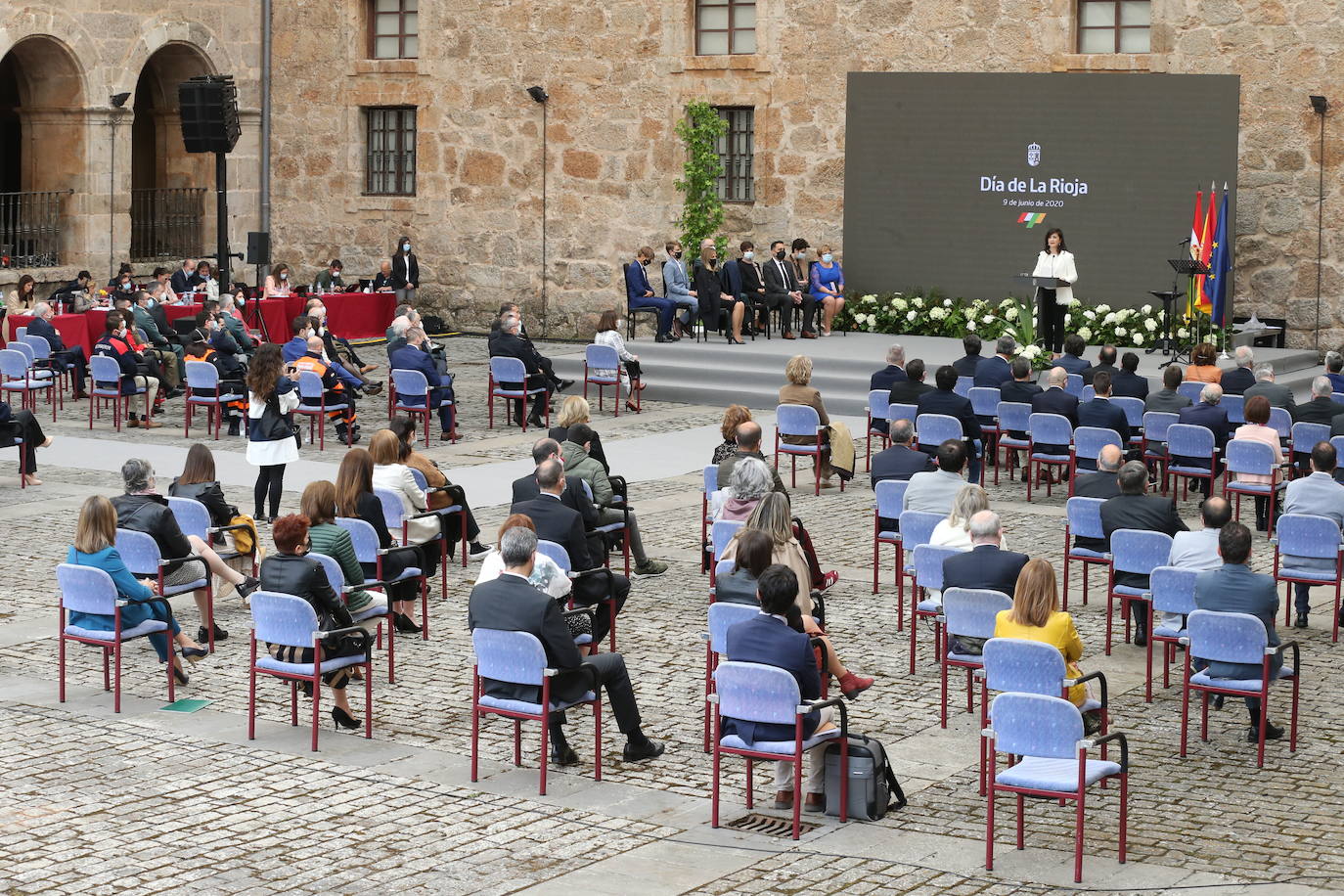 El recientemente fallecido teniente coronel Jesús Gayoso y el colectivo de profesionales sanitarios y sociosanitarios de la región han sido los distinguidos en este Día de La Rioja que ha estado marcado por la lucha contra el Covid-19