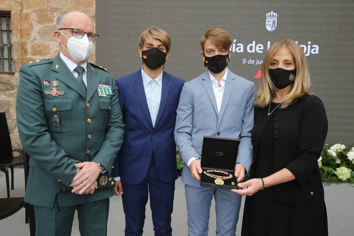 El recientemente fallecido teniente coronel Jesús Gayoso y el colectivo de profesionales sanitarios y sociosanitarios de la región han sido los distinguidos en este Día de La Rioja que ha estado marcado por la lucha contra el Covid-19