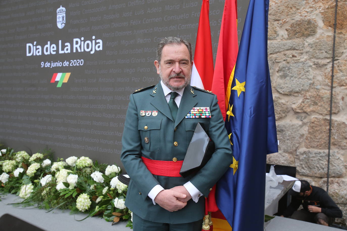 El recientemente fallecido teniente coronel Jesús Gayoso y el colectivo de profesionales sanitarios y sociosanitarios de la región han sido los distinguidos en este Día de La Rioja que ha estado marcado por la lucha contra el Covid-19