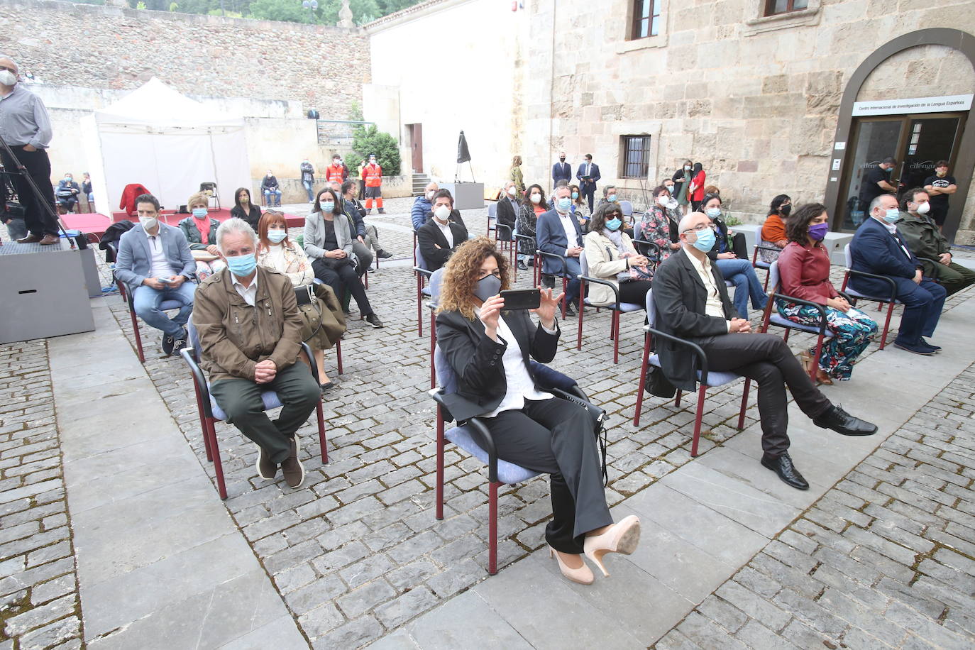 El recientemente fallecido teniente coronel Jesús Gayoso y el colectivo de profesionales sanitarios y sociosanitarios de la región han sido los distinguidos en este Día de La Rioja que ha estado marcado por la lucha contra el Covid-19