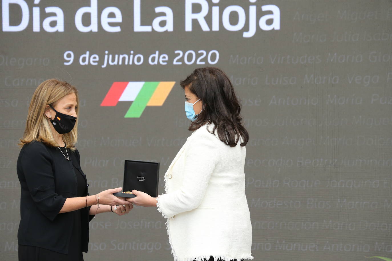 El recientemente fallecido teniente coronel Jesús Gayoso y el colectivo de profesionales sanitarios y sociosanitarios de la región han sido los distinguidos en este Día de La Rioja que ha estado marcado por la lucha contra el Covid-19