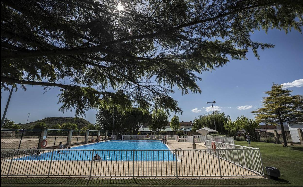 Los vecinos de El Cortijo proponen encargarse del mantenimiento de las piscinas para poder abrirlas