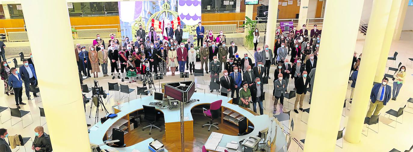 Foto de familia de los asistentes al acto institucional en el patio de operaciones del Ayuntamiento de Logroño con el arco de boj de San Bernabé en una recreación. 