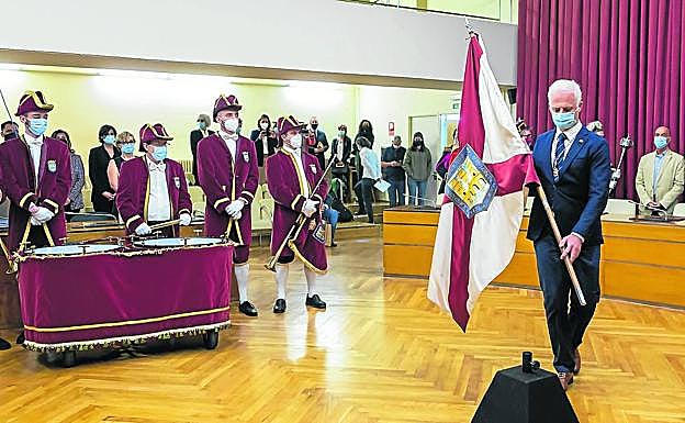 El alcalde a punto de colocar la bandera oficial de Logroño 'presidiendo' el pleno extraordinario. 
