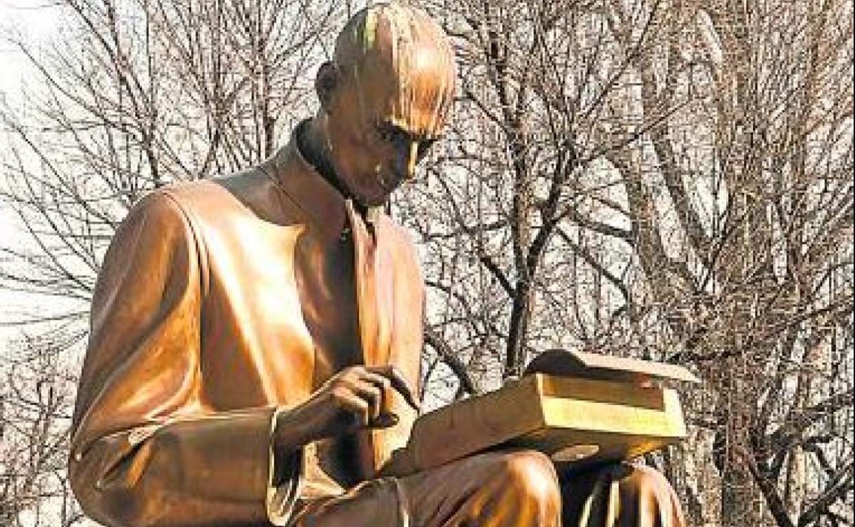 El monumento al escritor Indro Montanelli, en Milán. 