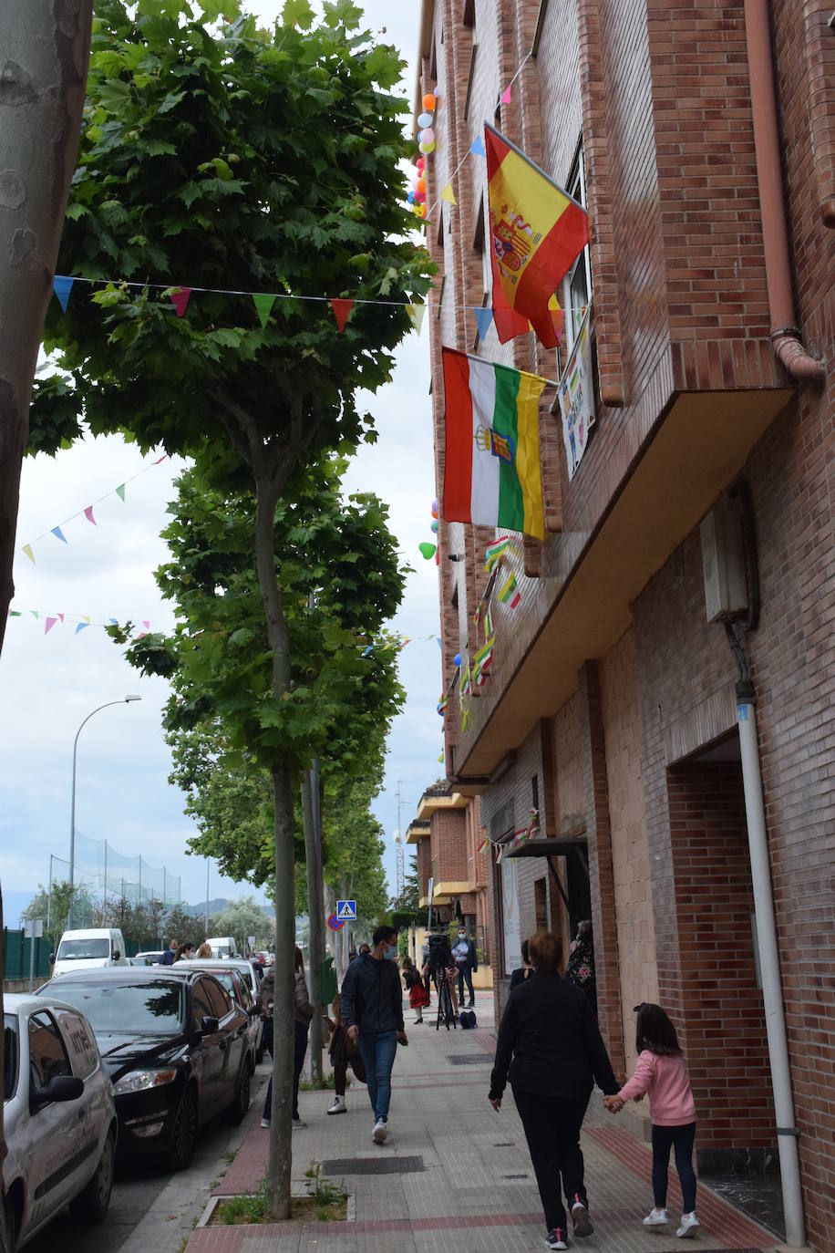 Danzas y flores en la calle por el día del patrón