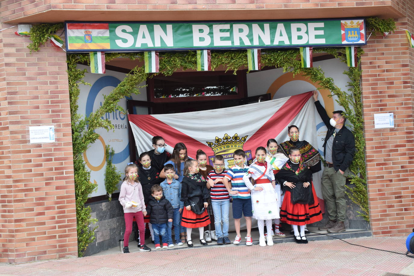 Danzas y flores en la calle por el día del patrón