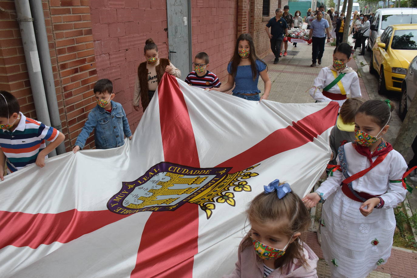 Danzas y flores en la calle por el día del patrón