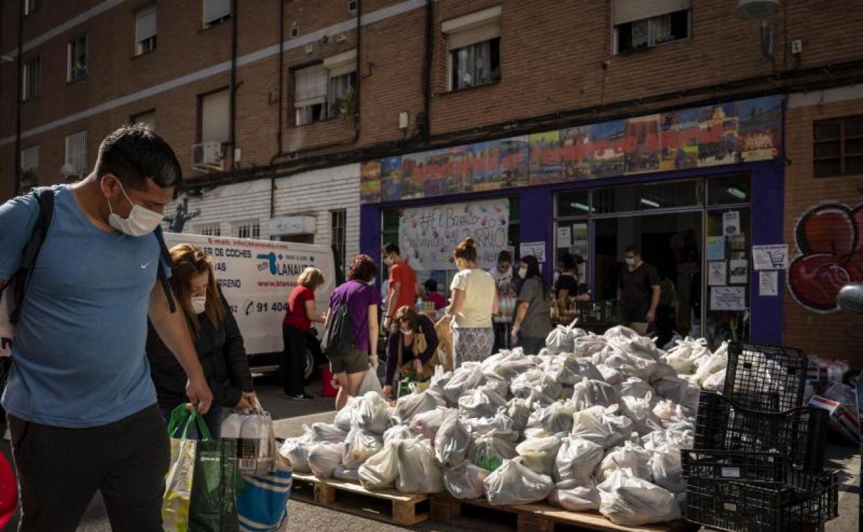 Colas para la recogida de alimentos en Madrid 