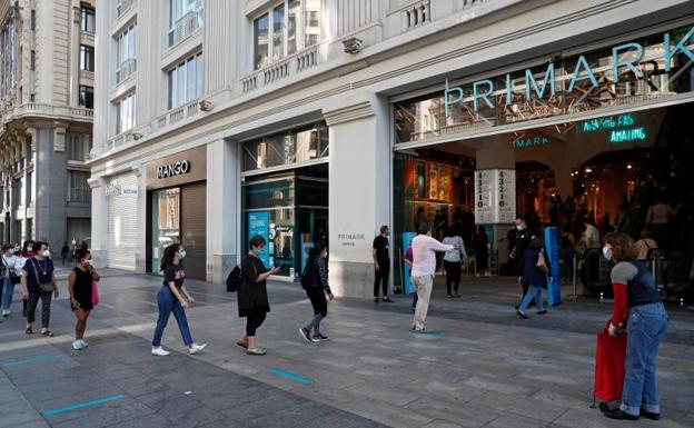 La gente guarda distancia social antes de entrar en 'Primark' 