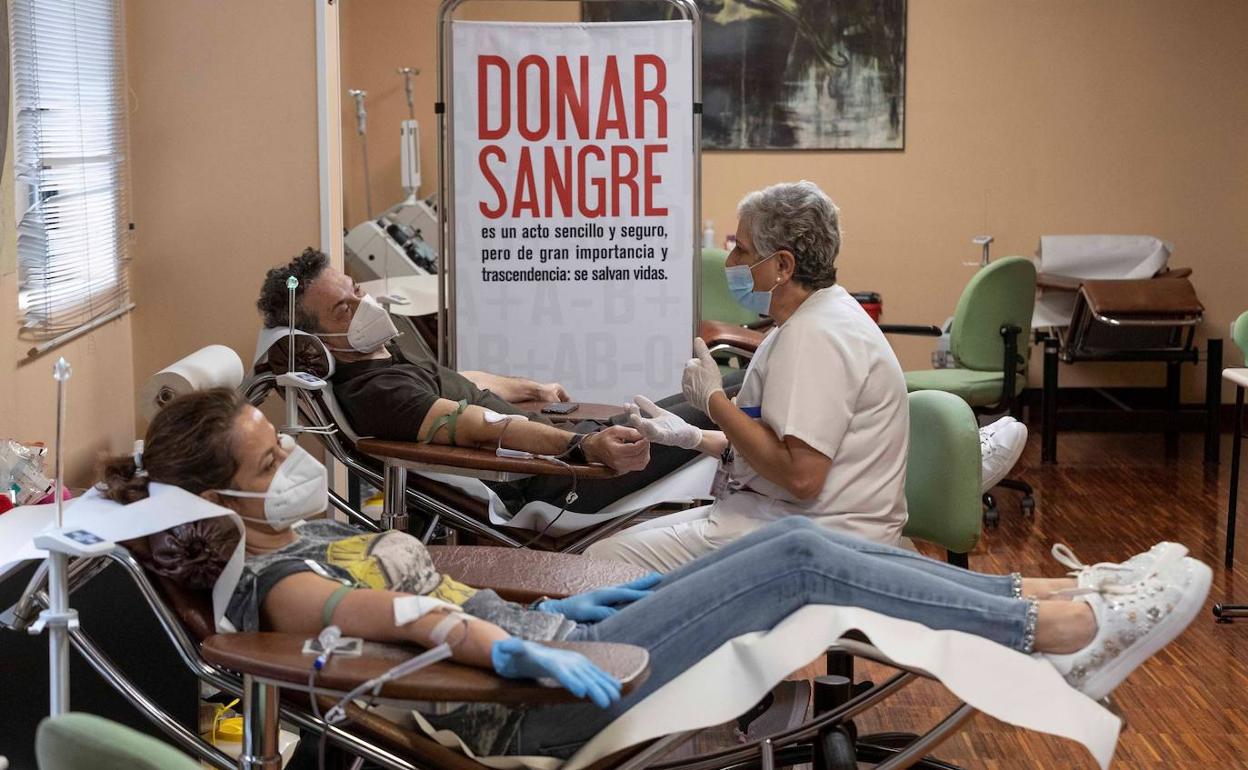 Dos personas se someten a una donación de sangre en un hospital de Murcia. 