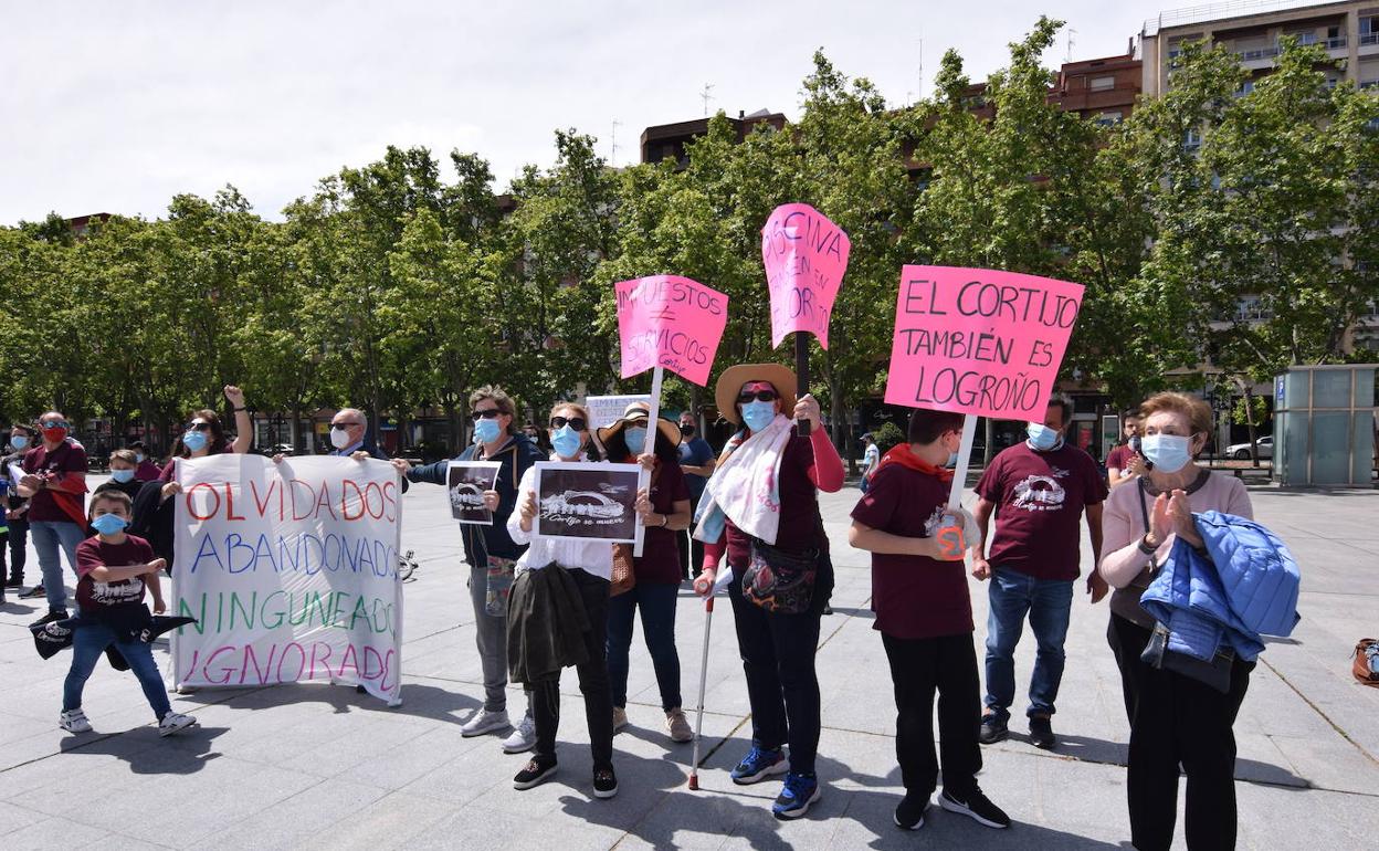 La protesta de los vecinos de El Cortijo: «Sin piscina, la Mari está que trina»