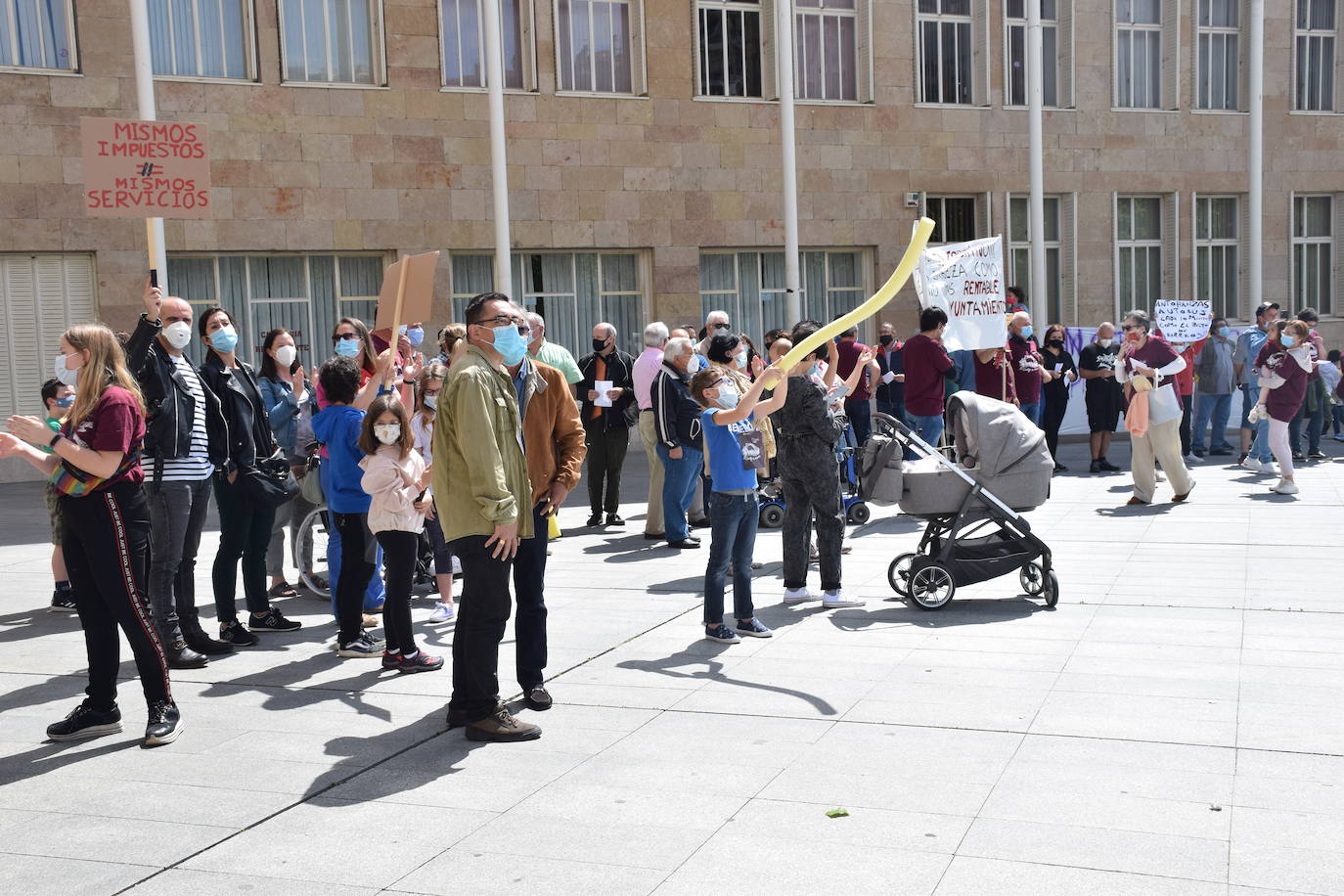 Han protagonizado una protesta en la plaza del Ayuntamiento de Logroño para que se dé marcha atrás en la decisión de que permanezcan cerradas