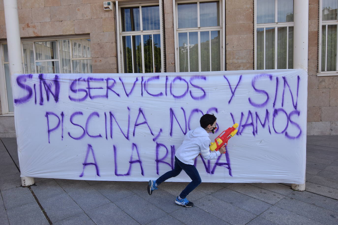 Han protagonizado una protesta en la plaza del Ayuntamiento de Logroño para que se dé marcha atrás en la decisión de que permanezcan cerradas