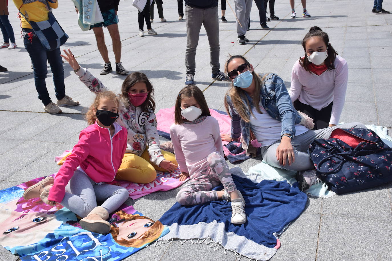 Han protagonizado una protesta en la plaza del Ayuntamiento de Logroño para que se dé marcha atrás en la decisión de que permanezcan cerradas