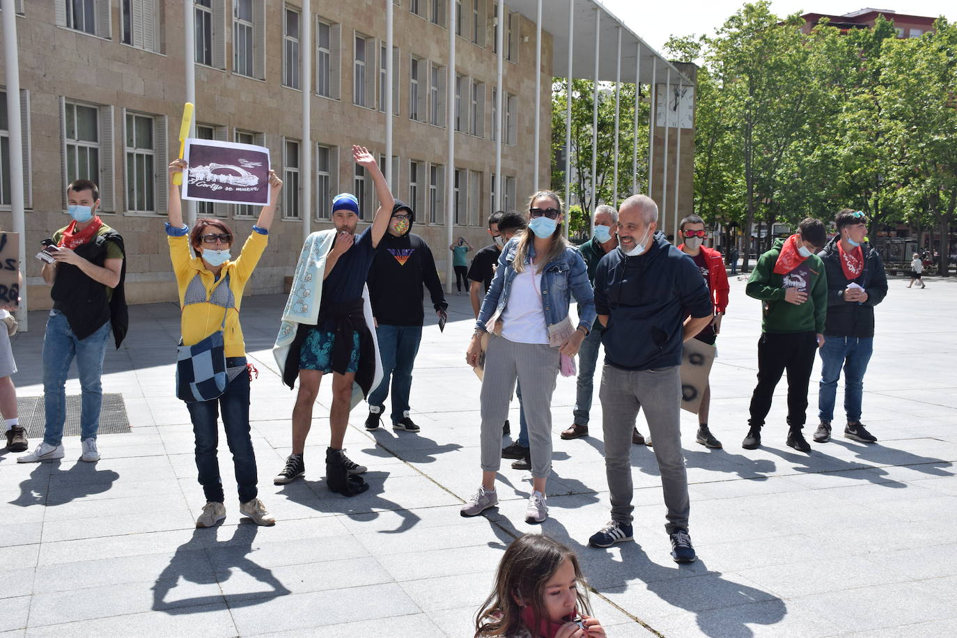 Han protagonizado una protesta en la plaza del Ayuntamiento de Logroño para que se dé marcha atrás en la decisión de que permanezcan cerradas