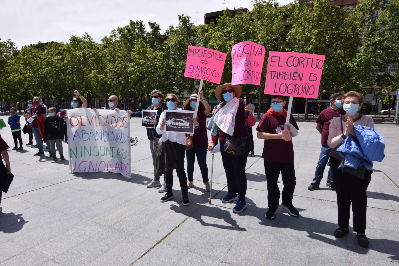 Han protagonizado una protesta en la plaza del Ayuntamiento de Logroño para que se dé marcha atrás en la decisión de que permanezcan cerradas