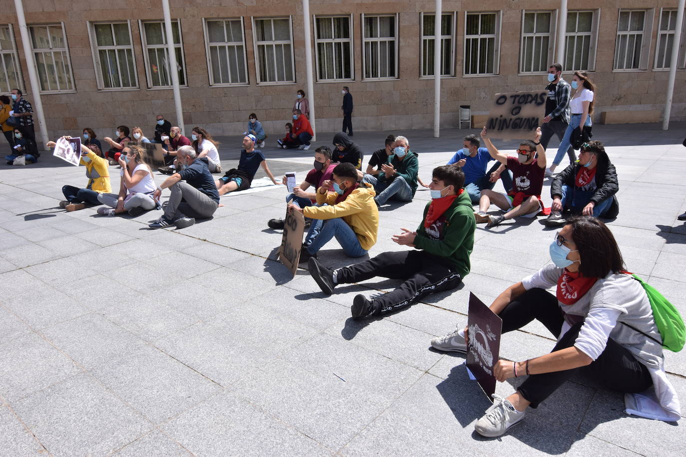 Han protagonizado una protesta en la plaza del Ayuntamiento de Logroño para que se dé marcha atrás en la decisión de que permanezcan cerradas