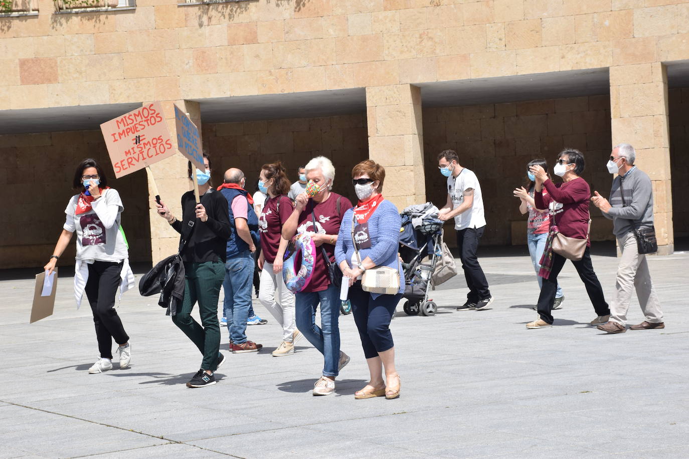 Han protagonizado una protesta en la plaza del Ayuntamiento de Logroño para que se dé marcha atrás en la decisión de que permanezcan cerradas