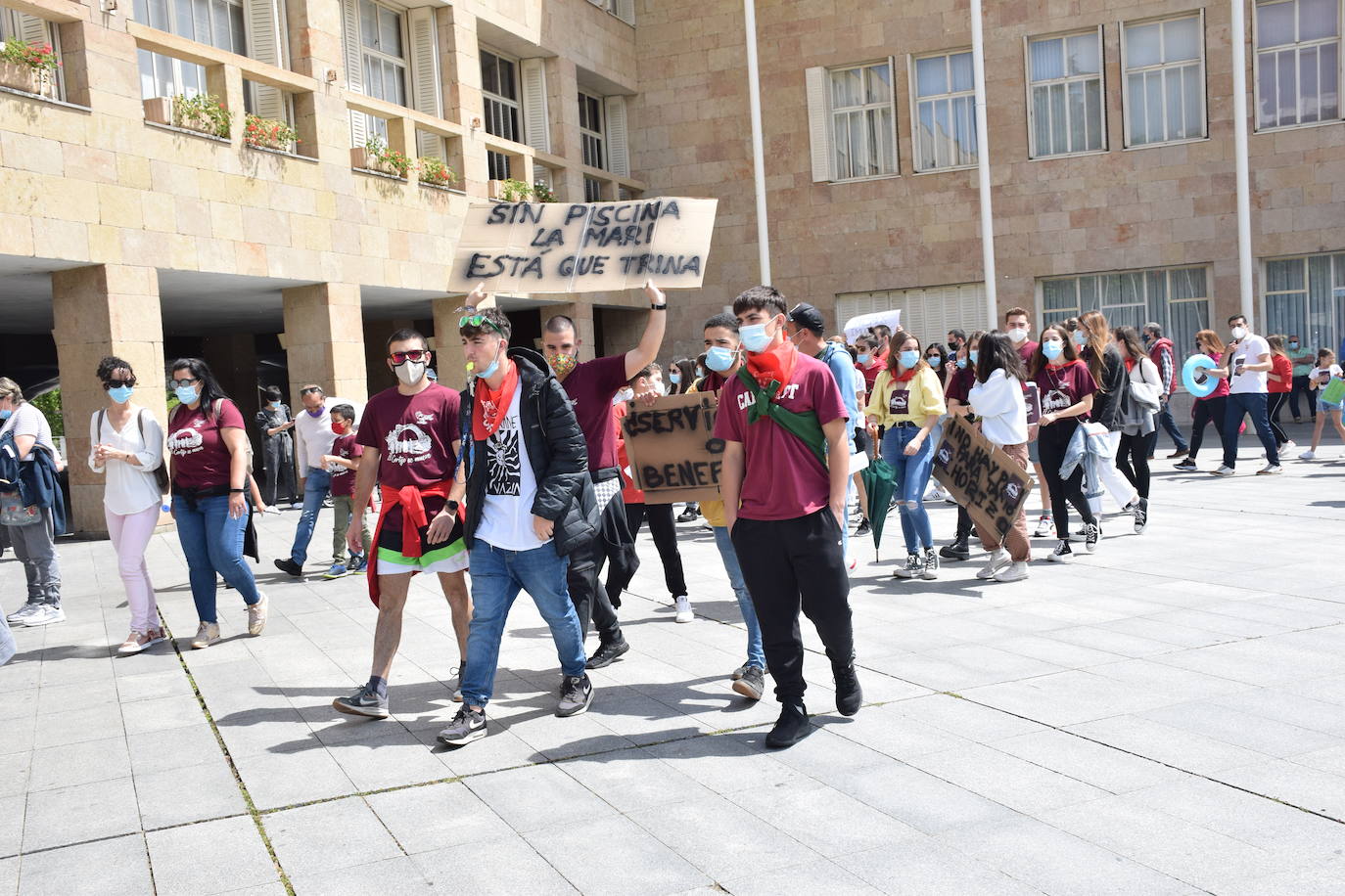 Han protagonizado una protesta en la plaza del Ayuntamiento de Logroño para que se dé marcha atrás en la decisión de que permanezcan cerradas