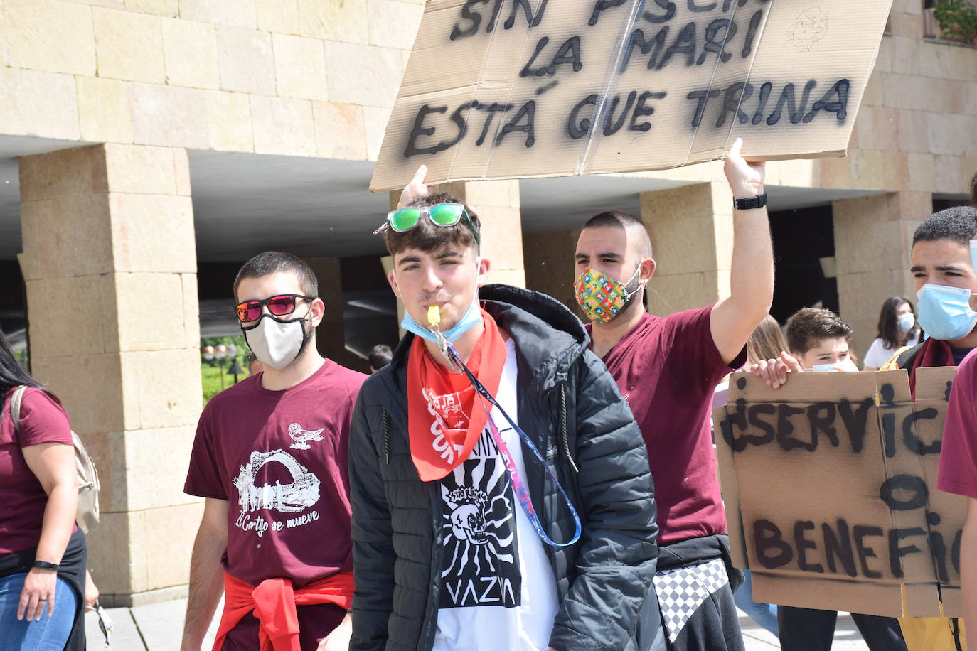 Han protagonizado una protesta en la plaza del Ayuntamiento de Logroño para que se dé marcha atrás en la decisión de que permanezcan cerradas