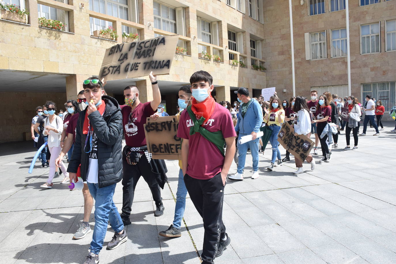 Han protagonizado una protesta en la plaza del Ayuntamiento de Logroño para que se dé marcha atrás en la decisión de que permanezcan cerradas