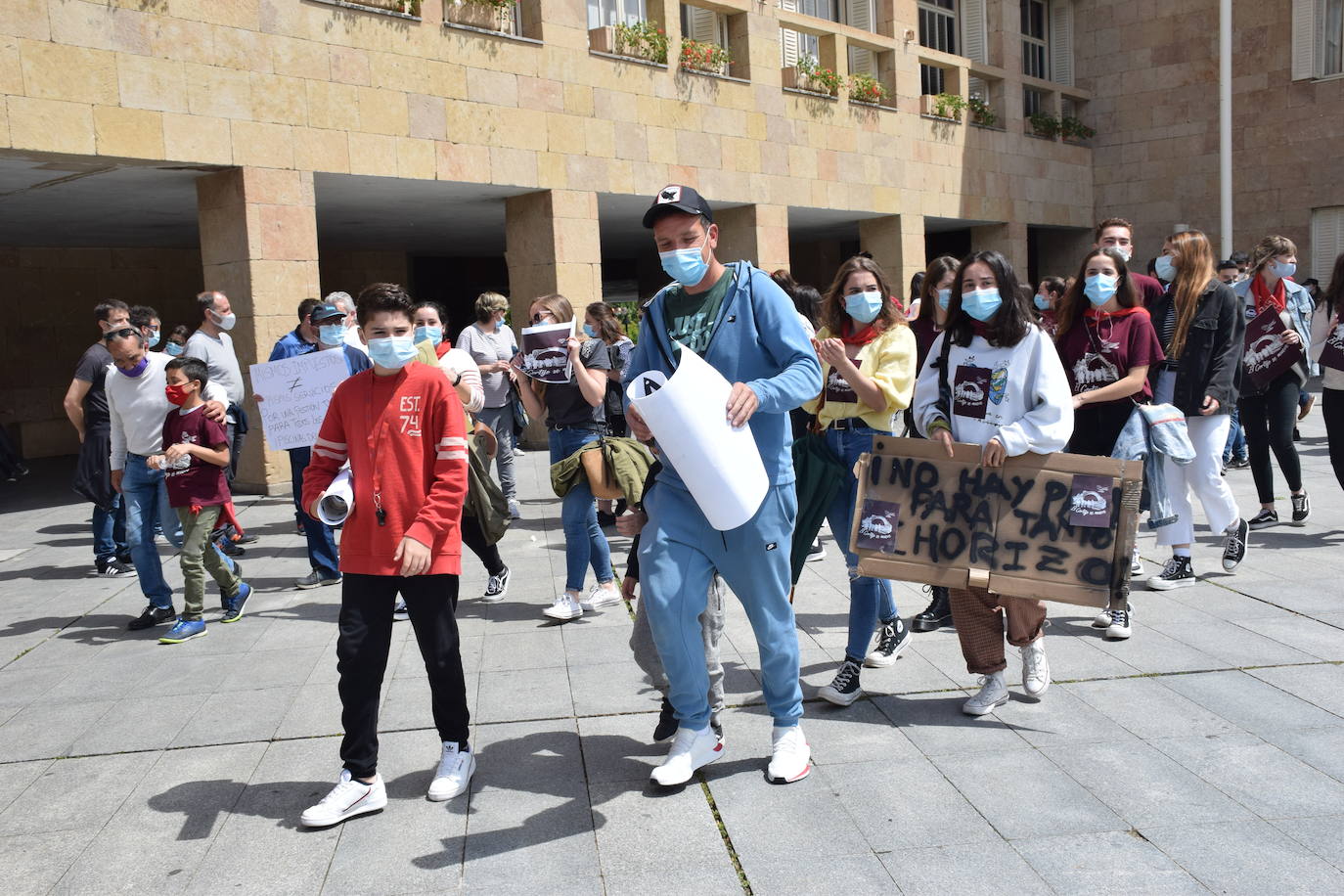 Han protagonizado una protesta en la plaza del Ayuntamiento de Logroño para que se dé marcha atrás en la decisión de que permanezcan cerradas