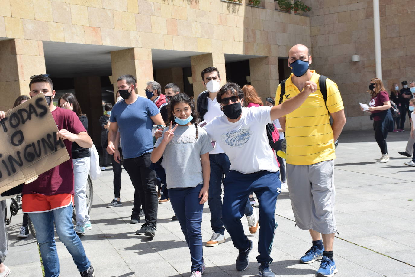 Han protagonizado una protesta en la plaza del Ayuntamiento de Logroño para que se dé marcha atrás en la decisión de que permanezcan cerradas