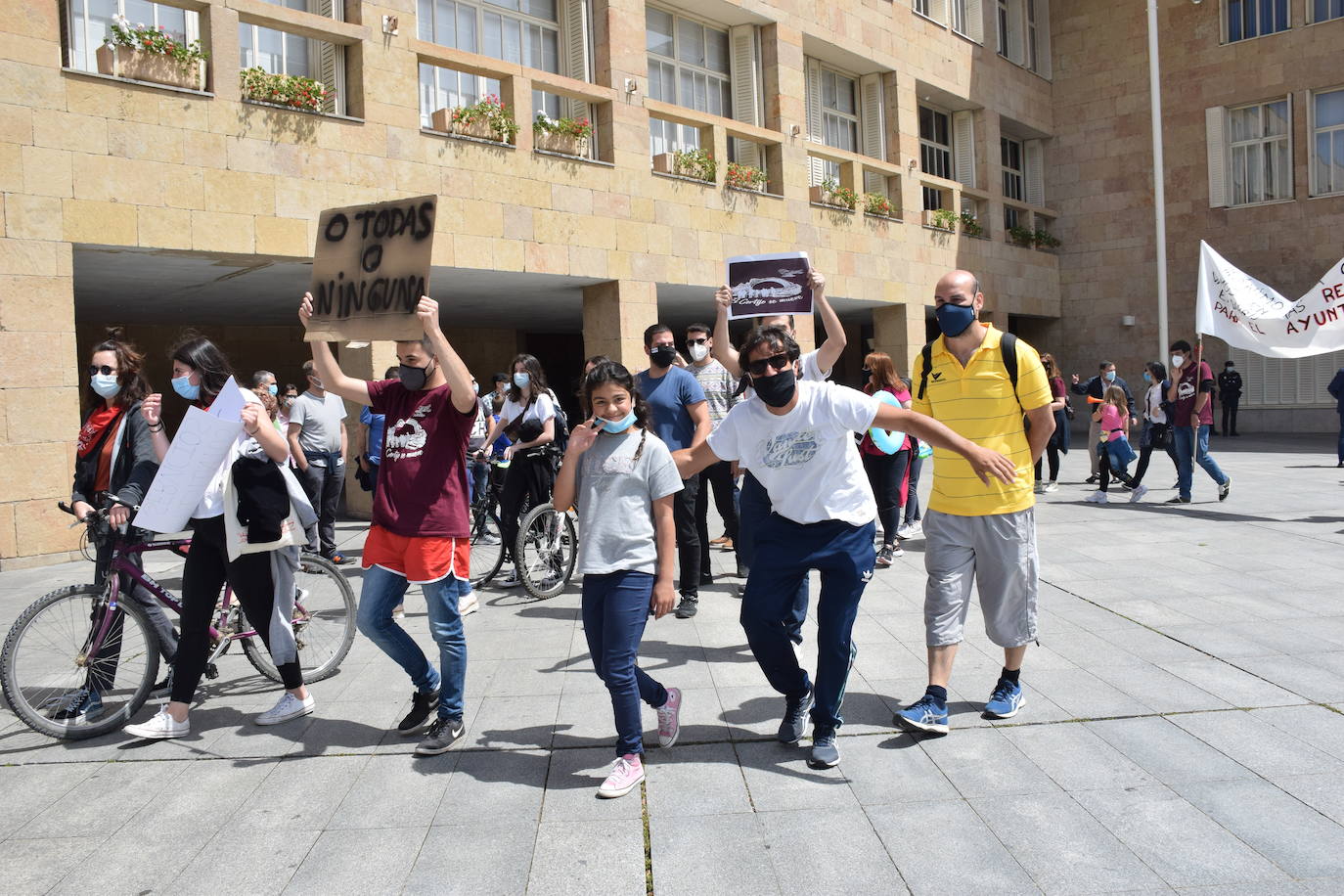 Han protagonizado una protesta en la plaza del Ayuntamiento de Logroño para que se dé marcha atrás en la decisión de que permanezcan cerradas