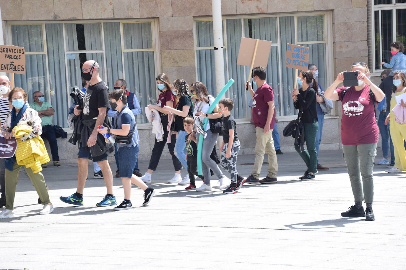 Han protagonizado una protesta en la plaza del Ayuntamiento de Logroño para que se dé marcha atrás en la decisión de que permanezcan cerradas