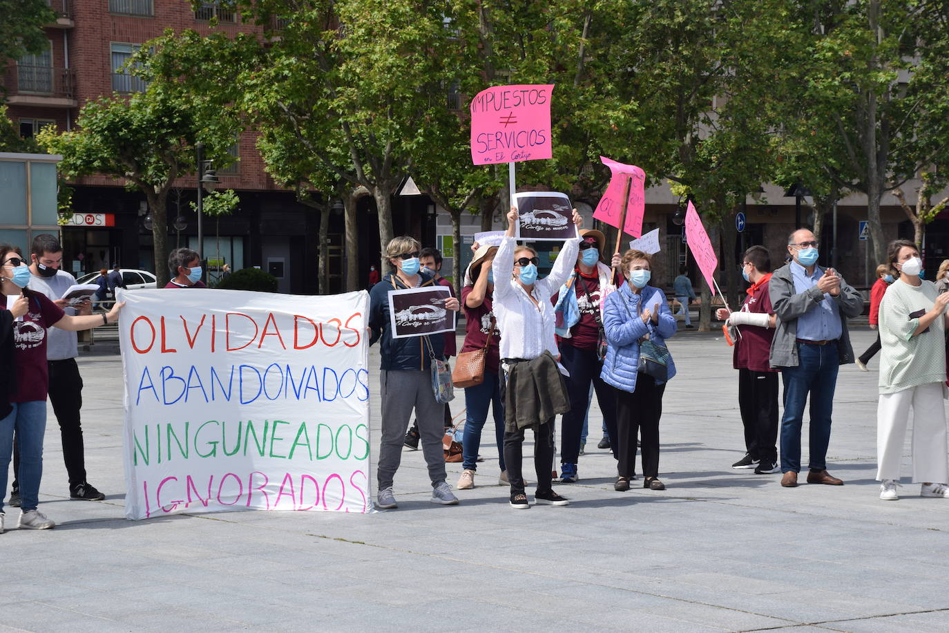 Han protagonizado una protesta en la plaza del Ayuntamiento de Logroño para que se dé marcha atrás en la decisión de que permanezcan cerradas