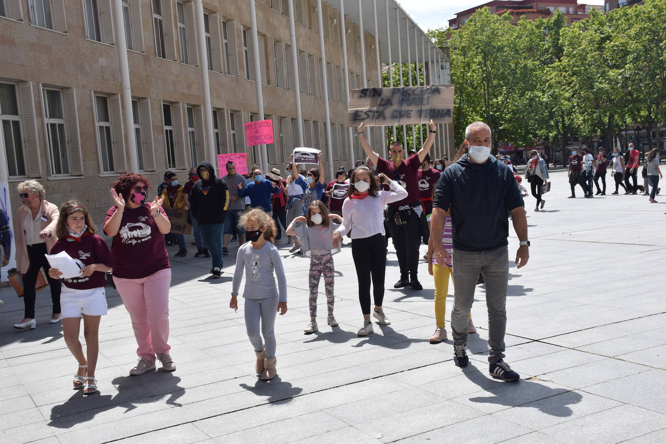 Han protagonizado una protesta en la plaza del Ayuntamiento de Logroño para que se dé marcha atrás en la decisión de que permanezcan cerradas