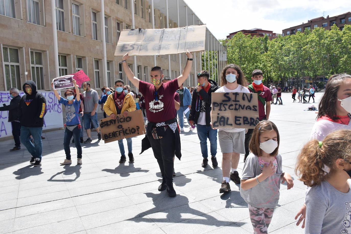 Han protagonizado una protesta en la plaza del Ayuntamiento de Logroño para que se dé marcha atrás en la decisión de que permanezcan cerradas