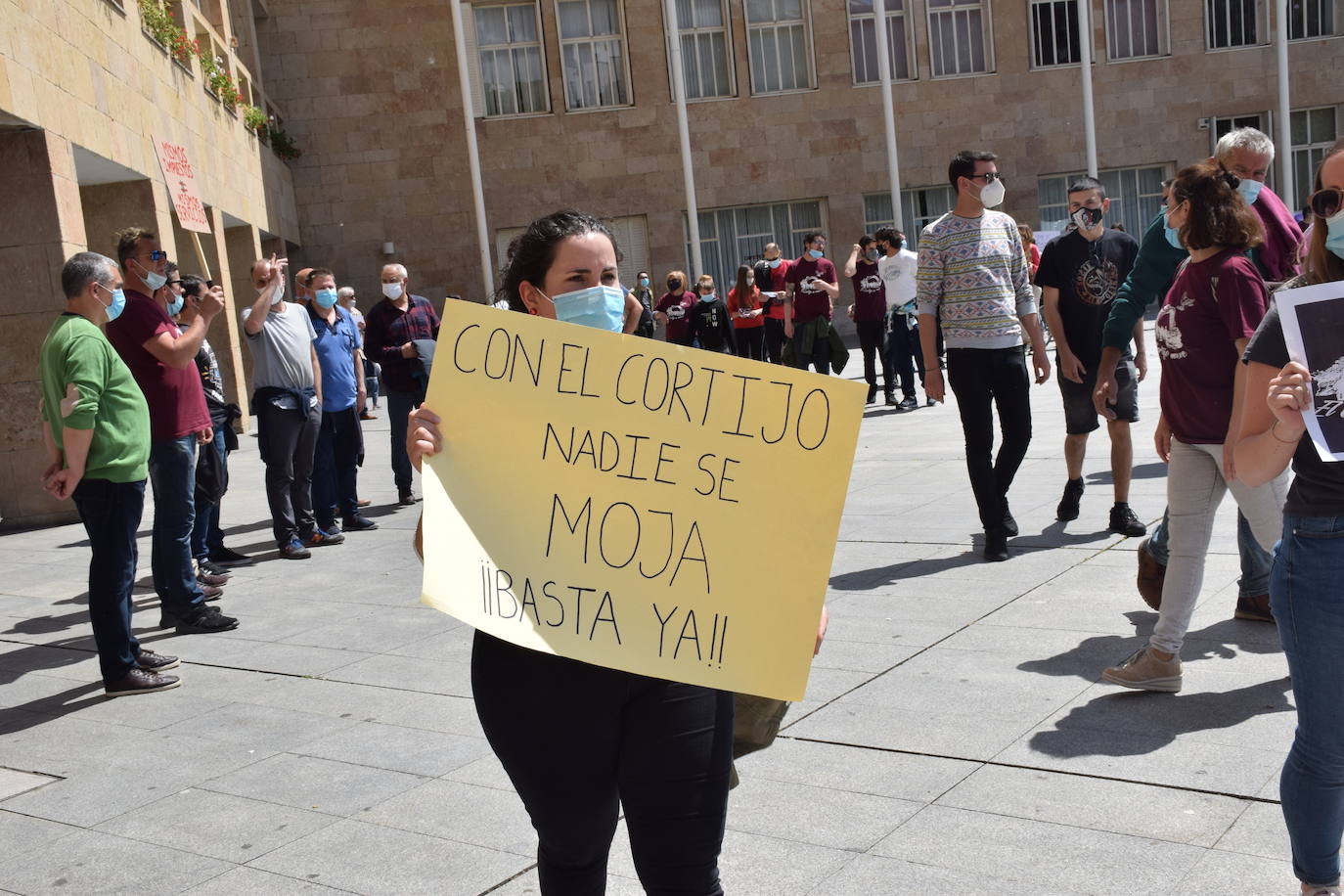 Han protagonizado una protesta en la plaza del Ayuntamiento de Logroño para que se dé marcha atrás en la decisión de que permanezcan cerradas