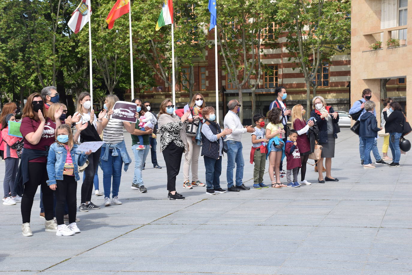 Han protagonizado una protesta en la plaza del Ayuntamiento de Logroño para que se dé marcha atrás en la decisión de que permanezcan cerradas