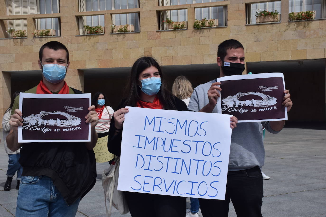 Han protagonizado una protesta en la plaza del Ayuntamiento de Logroño para que se dé marcha atrás en la decisión de que permanezcan cerradas