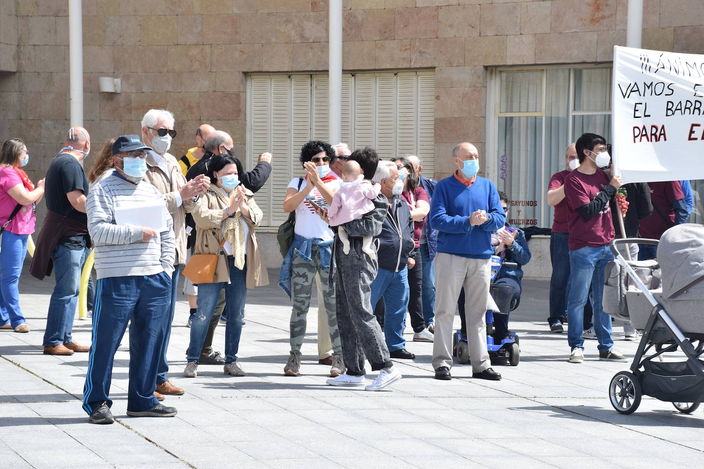 Han protagonizado una protesta en la plaza del Ayuntamiento de Logroño para que se dé marcha atrás en la decisión de que permanezcan cerradas