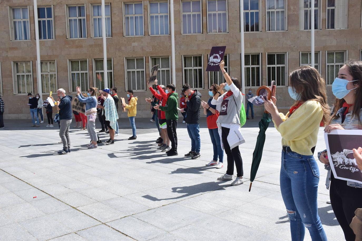 Han protagonizado una protesta en la plaza del Ayuntamiento de Logroño para que se dé marcha atrás en la decisión de que permanezcan cerradas